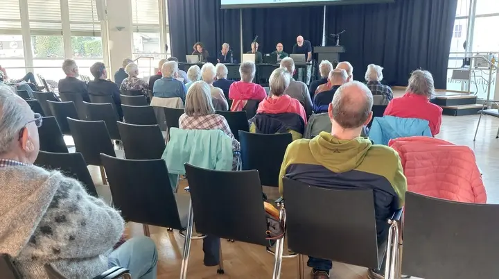 Teilnehmende an der Mitgliederversammlung 2026 sitzen auf Stühlen im Saal des PFL-Kulturzentrums | © Doris Kaltenborn