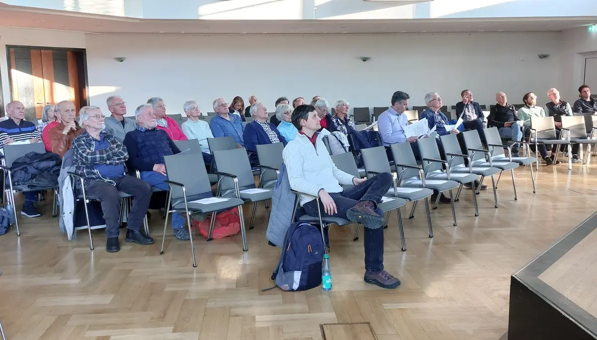 Teilnehmende an der Mitgliederversammlung 2026 sitzen auf Stühlen im Saal des PFL-Kulturzentrums | © Doris Kaltenborn