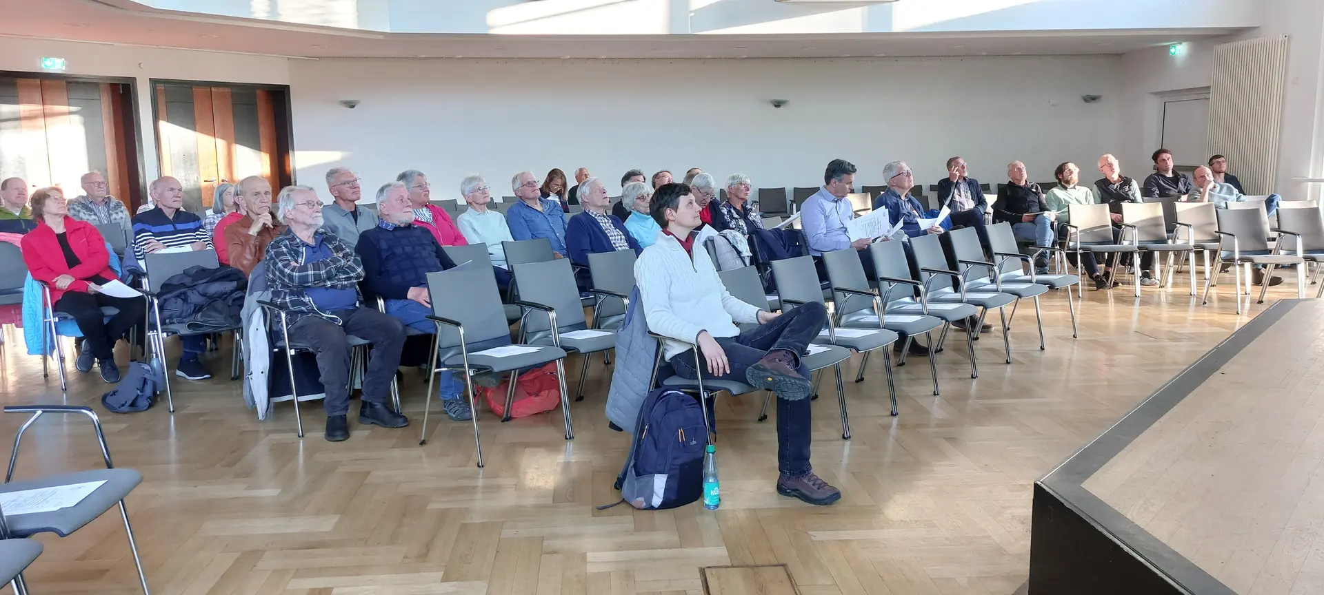 Teilnehmende an der Mitgliederversammlung 2026 sitzen auf Stühlen im Saal des PFL-Kulturzentrums | © Doris Kaltenborn