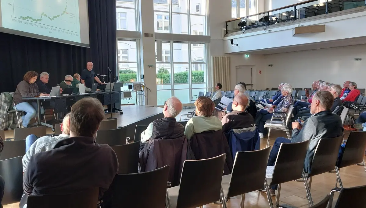Teilnehmende an der Mitgliederversammlung 2026 sitzen auf Stühlen im Saal des PFL-Kulturzentrums | © Doris Kaltenborn