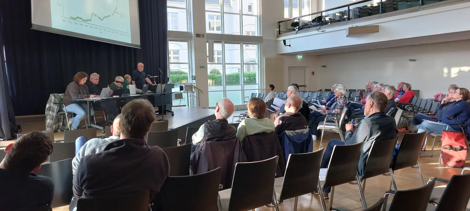 Teilnehmende an der Mitgliederversammlung 2026 sitzen auf Stühlen im Saal des PFL-Kulturzentrums | © Doris Kaltenborn