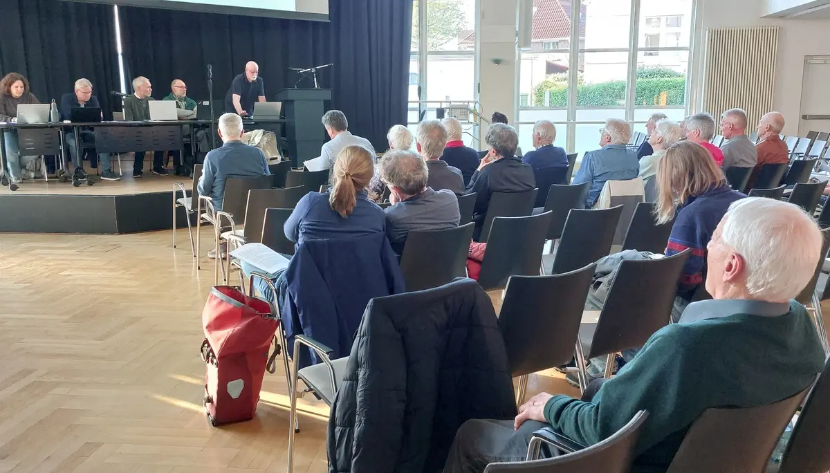 Teilnehmende an der Mitgliederversammlung 2026 sitzen auf Stühlen im Saal des PFL-Kulturzentrums | © Doris Kaltenborn