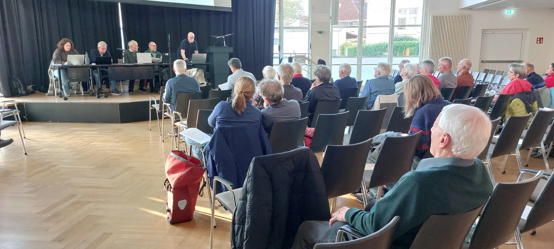 Teilnehmende an der Mitgliederversammlung 2026 sitzen auf Stühlen im Saal des PFL-Kulturzentrums | © Doris Kaltenborn