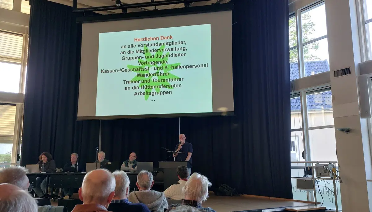 Teilnehmende an der Mitgliederversammlung 2026 sitzen auf Stühlen im Saal des PFL-Kulturzentrums | © Doris Kaltenborn