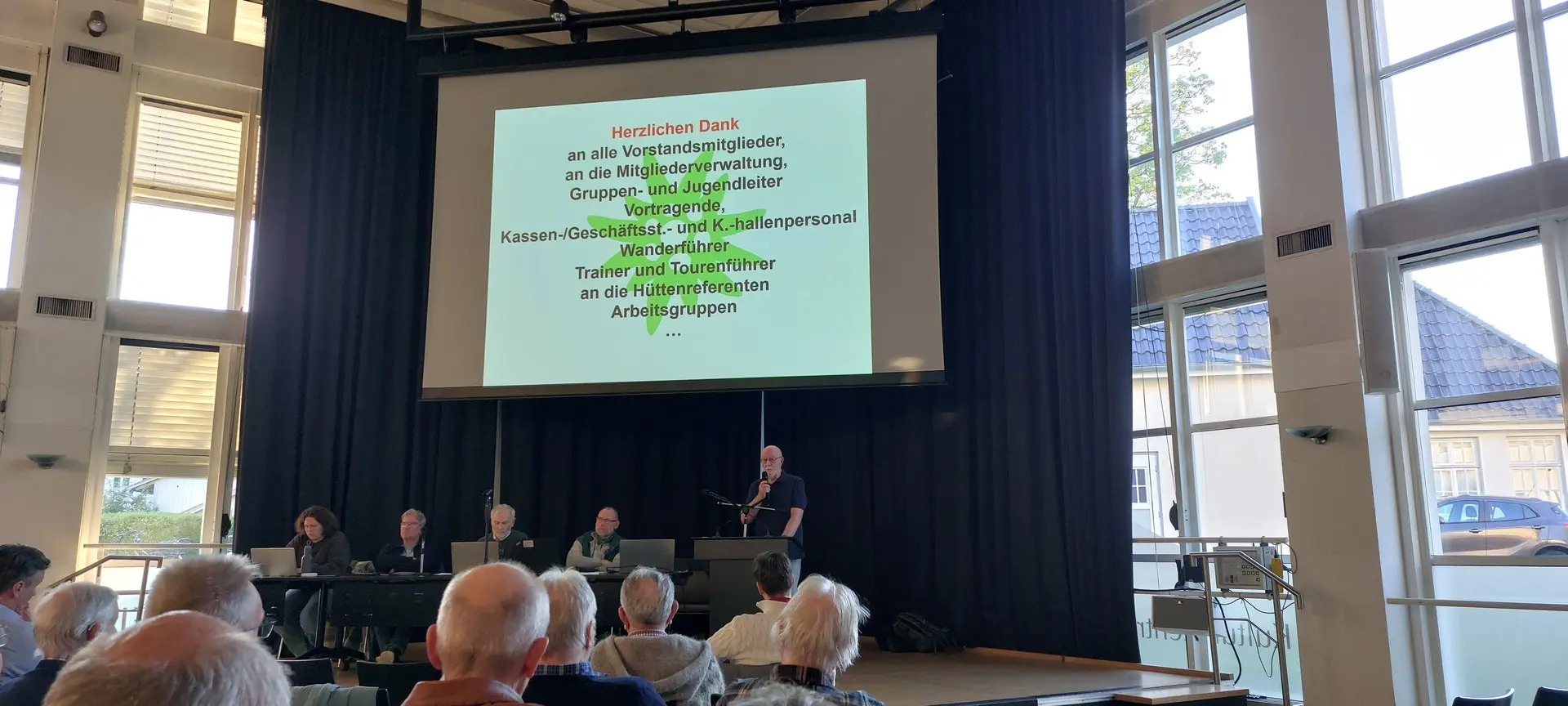 Teilnehmende an der Mitgliederversammlung 2026 sitzen auf Stühlen im Saal des PFL-Kulturzentrums | © Doris Kaltenborn