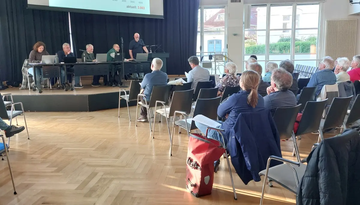 Teilnehmende an der Mitgliederversammlung 2026 sitzen auf Stühlen im Saal des PFL-Kulturzentrums | © Doris Kaltenborn