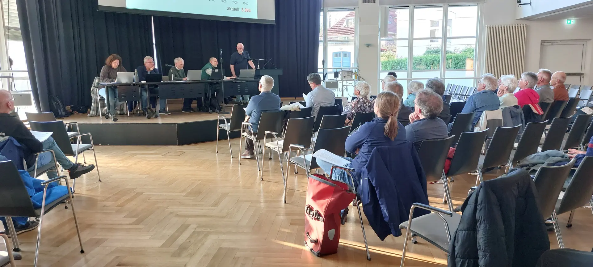 Teilnehmende an der Mitgliederversammlung 2026 sitzen auf Stühlen im Saal des PFL-Kulturzentrums | © Doris Kaltenborn