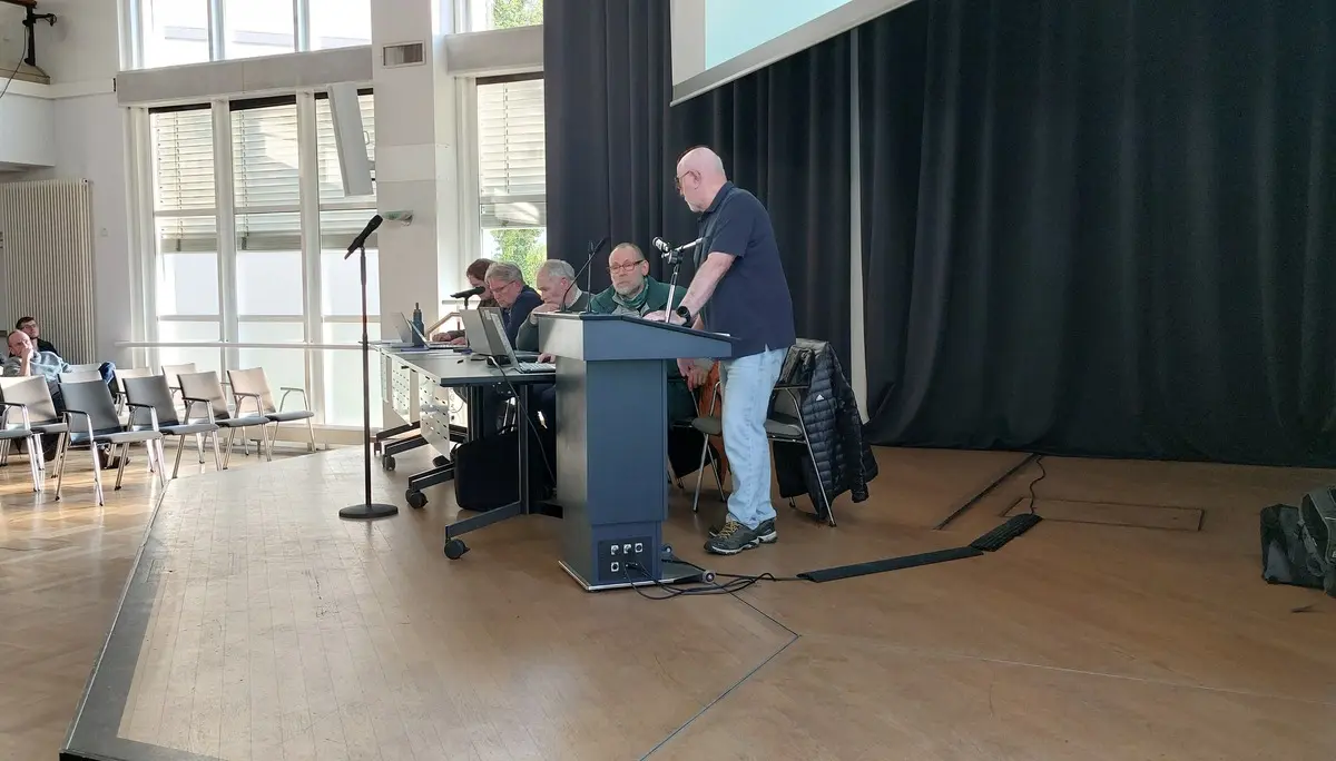 Teilnehmende an der Mitgliederversammlung 2026 sitzen auf Stühlen im Saal des PFL-Kulturzentrums | © Doris Kaltenborn