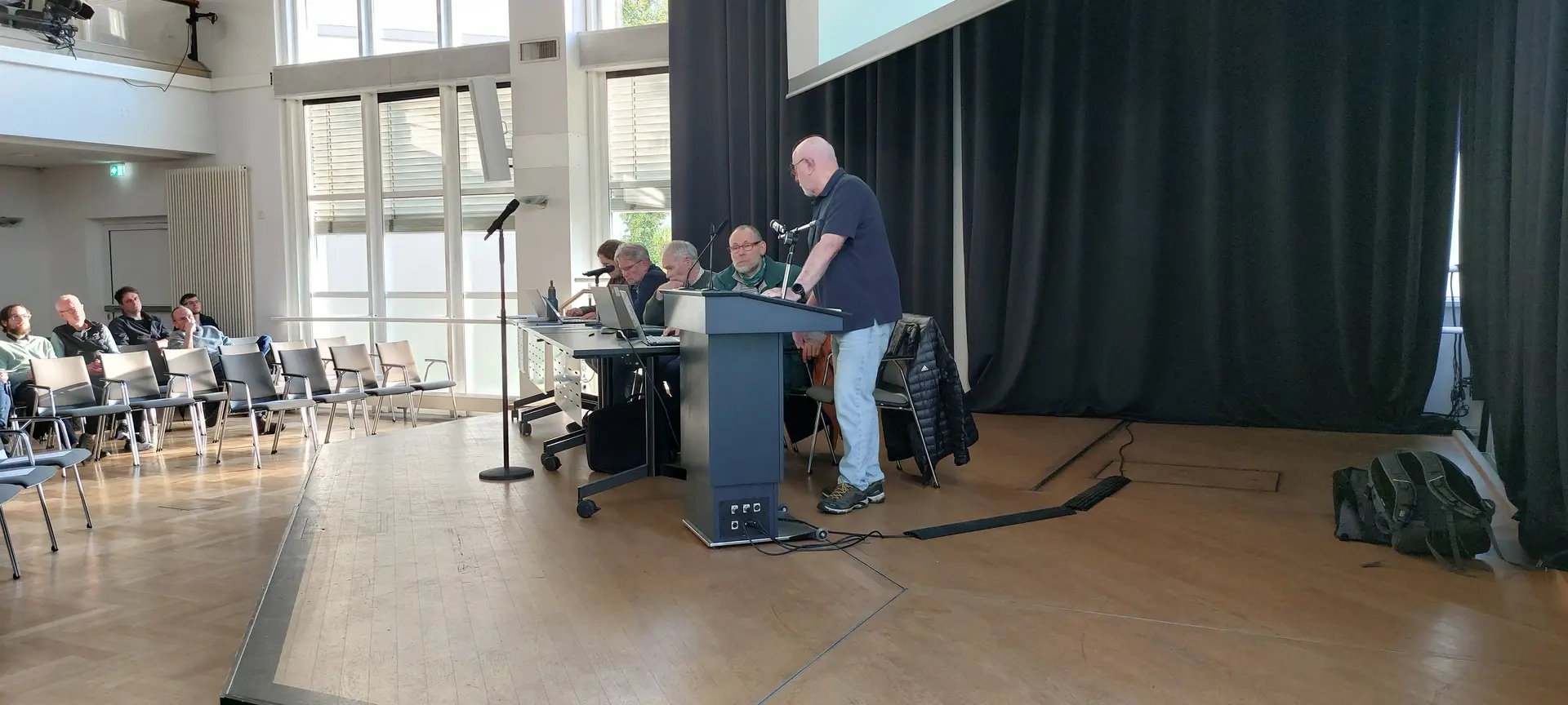 Teilnehmende an der Mitgliederversammlung 2026 sitzen auf Stühlen im Saal des PFL-Kulturzentrums | © Doris Kaltenborn