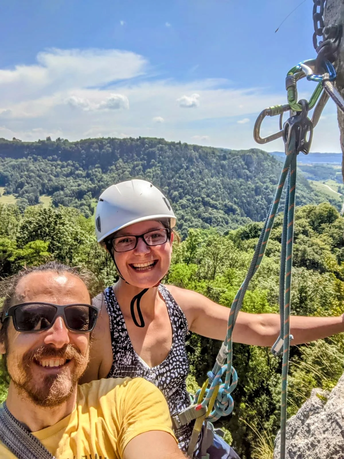 Ein Paar klettert am Felsen, hinter ihm ist ein Wald zu sehen | © Andreas Henke