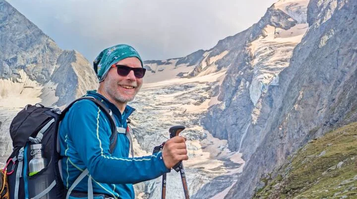 Bergwanderer auf der Hohen Muth , im Hintergrund Bergmassiv | © Thomas Tamke