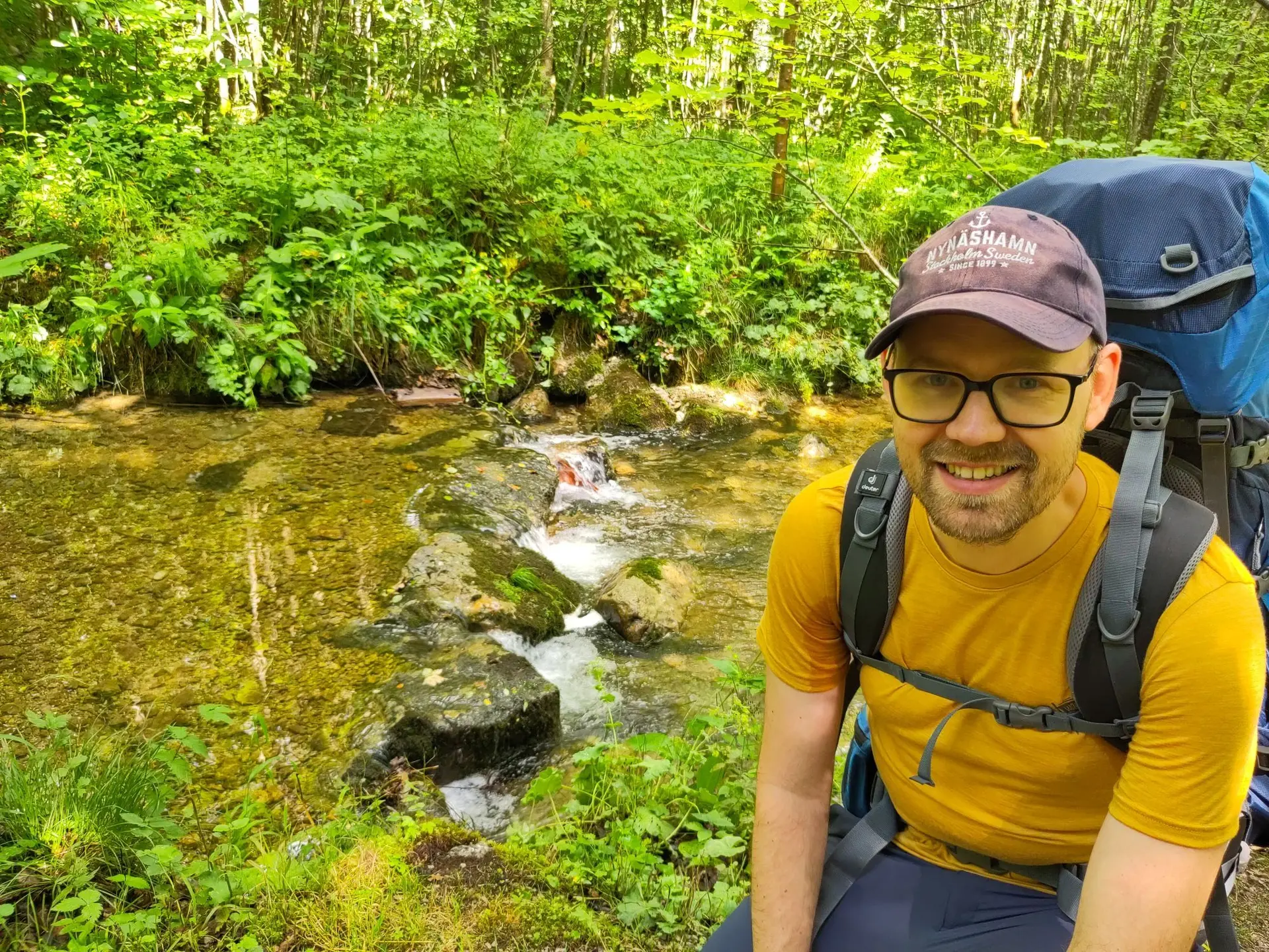 Patrik Schönfeld, im Hintergrund ein Bachlauf | © Patrik Schönfeld