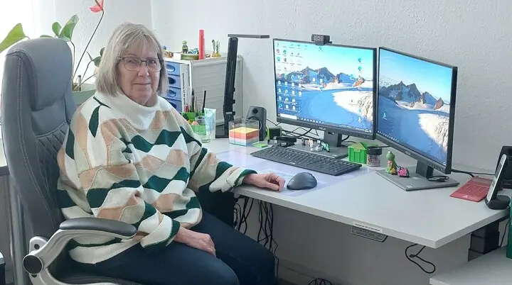 Doris Kaltenborn sitzt am Schreibtisch | © Doris Kaltenborn