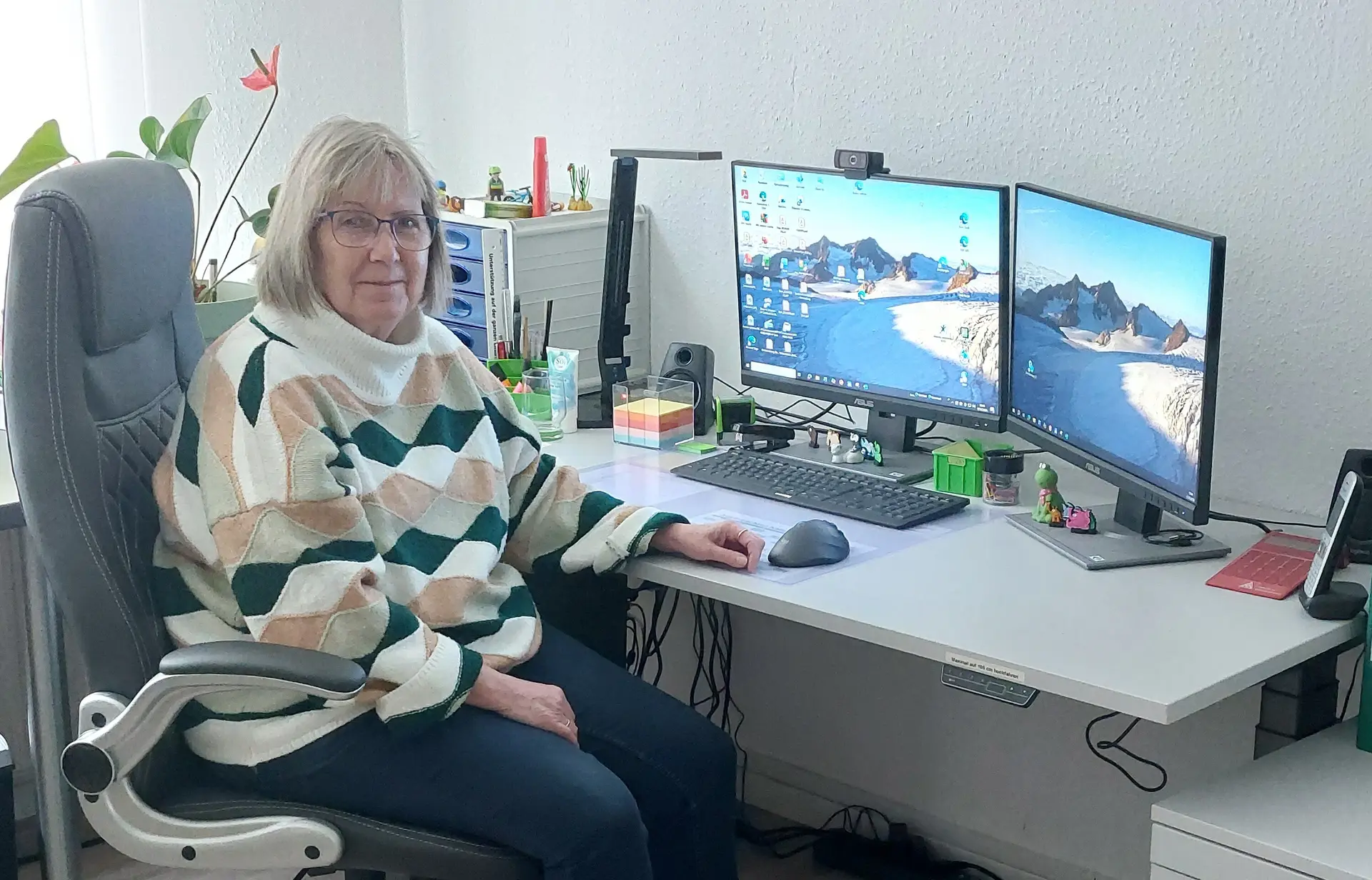 Doris Kaltenborn sitzt am Schreibtisch | © Doris Kaltenborn
