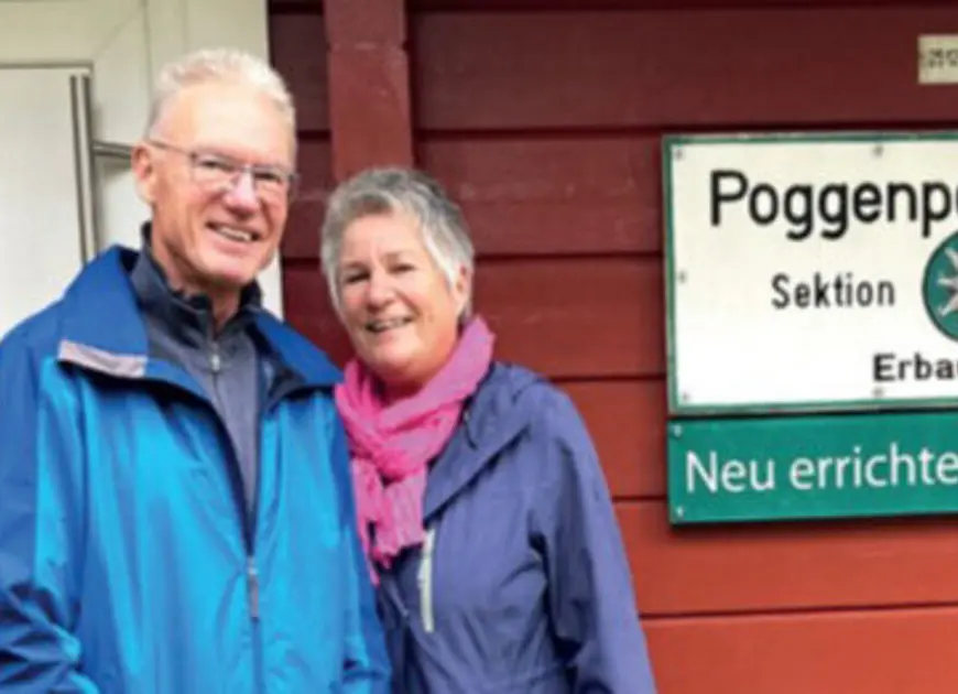 Hüttenwarte vor der Hütte mit Schild Poggenpohlhütte | © Sektion-Oldenburg