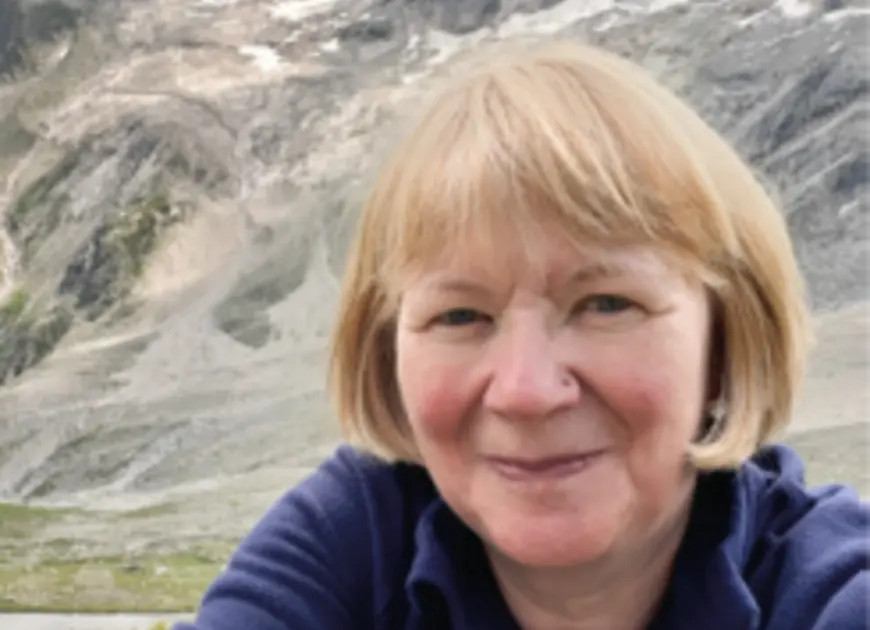 Portrait von Beate Straube vor einem Bergmassiv | © Beate Straube