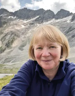 Portrait von Beate Straube vor einem Bergmassiv | © Beate Straube