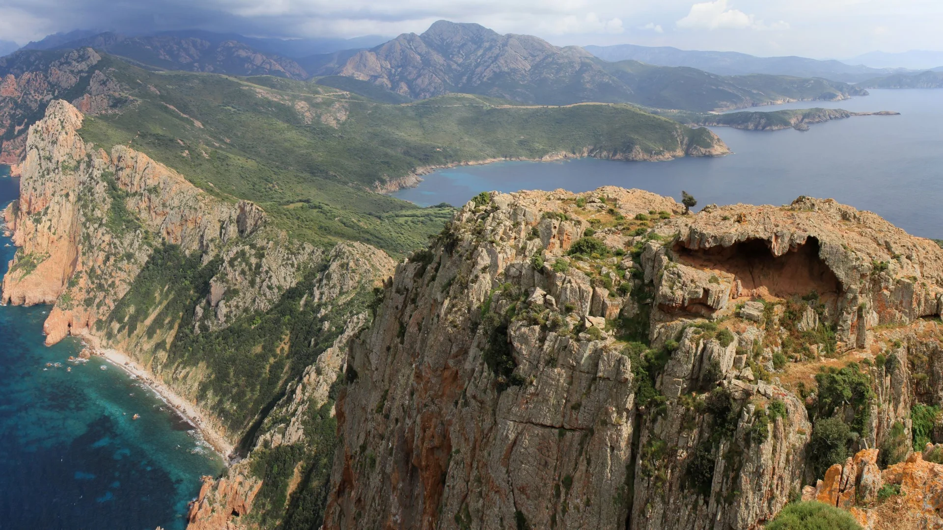 Korsika-Wilde Berge von oben im Meer | © Walter Steinberg