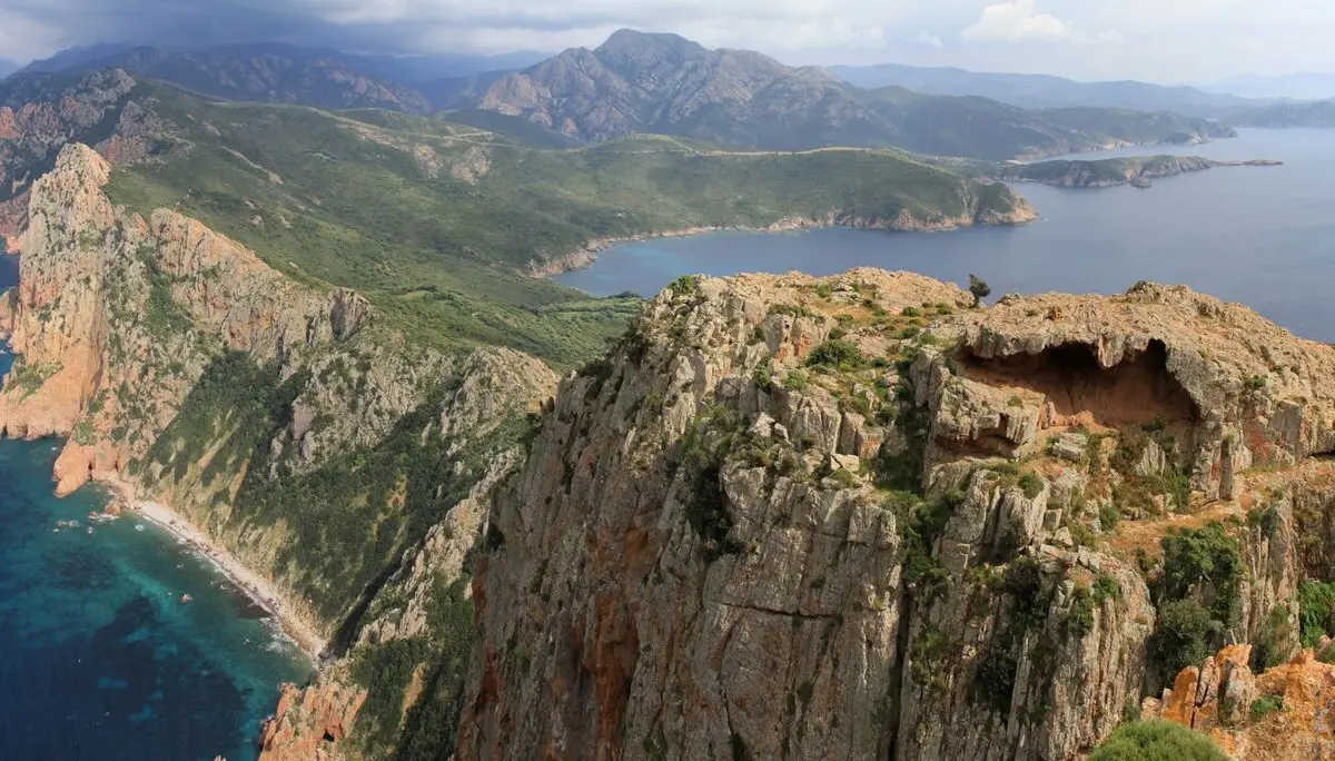 Korsika-Wilde Berge von oben im Meer | © Walter Steinberg