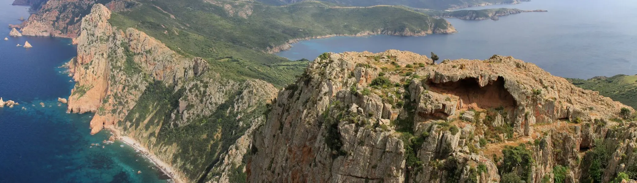 Korsika-Wilde Berge von oben im Meer | © Walter Steinberg