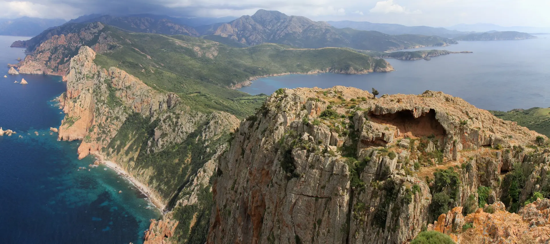Korsika-Wilde Berge von oben im Meer | © Walter Steinberg