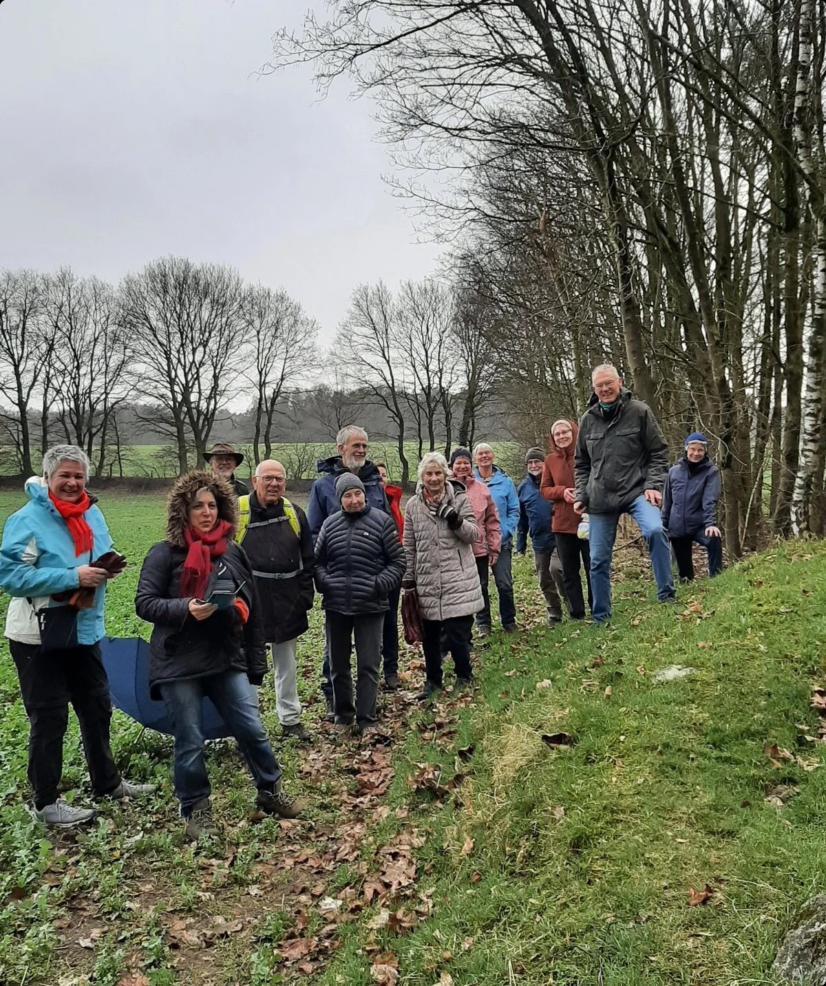 Eine Gruppe Menschen bei der Wanderung gucken in die Kamera | © Sektion-Oldenburg-Beate-Straube