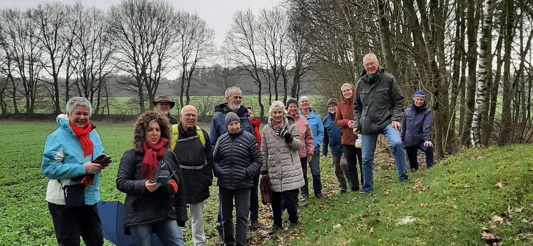 Eine Gruppe Menschen bei der Wanderung gucken in die Kamera | © Sektion-Oldenburg-Beate-Straube