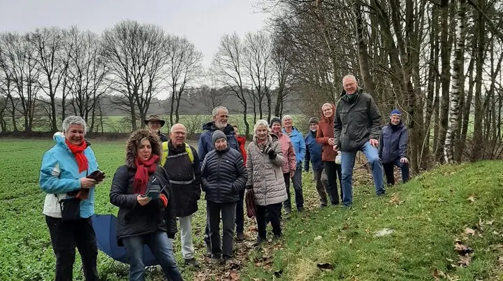Eine Gruppe Menschen bei der Wanderung gucken in die Kamera | © Sektion-Oldenburg-Beate-Straube