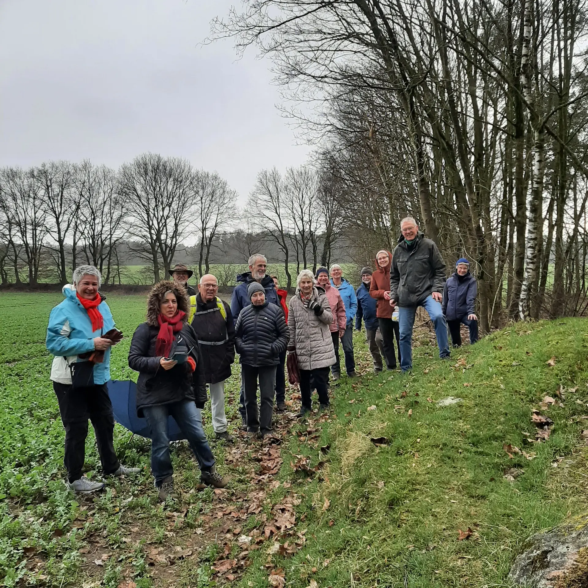 Eine Gruppe Menschen bei der Wanderung gucken in die Kamera | © Sektion-Oldenburg-Beate-Straube
