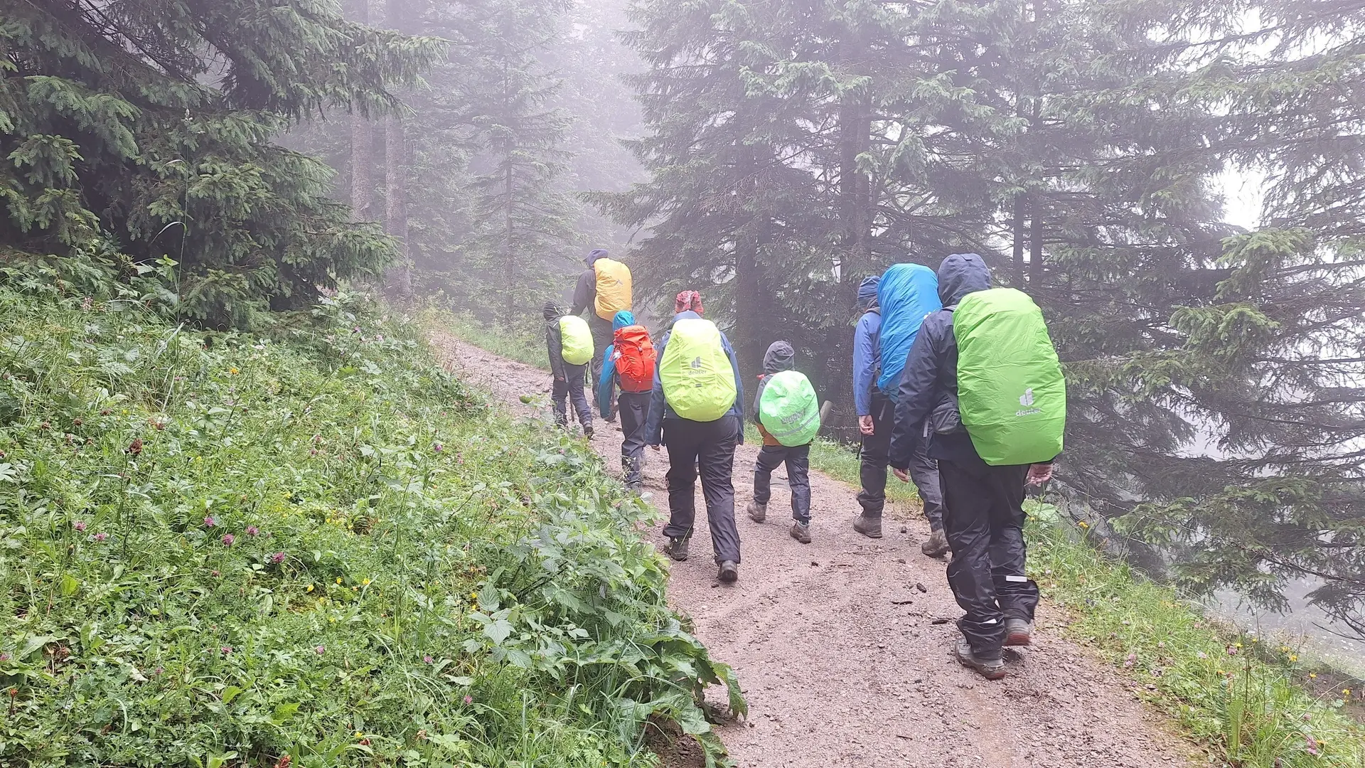 Wandergruppe mit Rucksäcken | © Patrick Schönfeldt