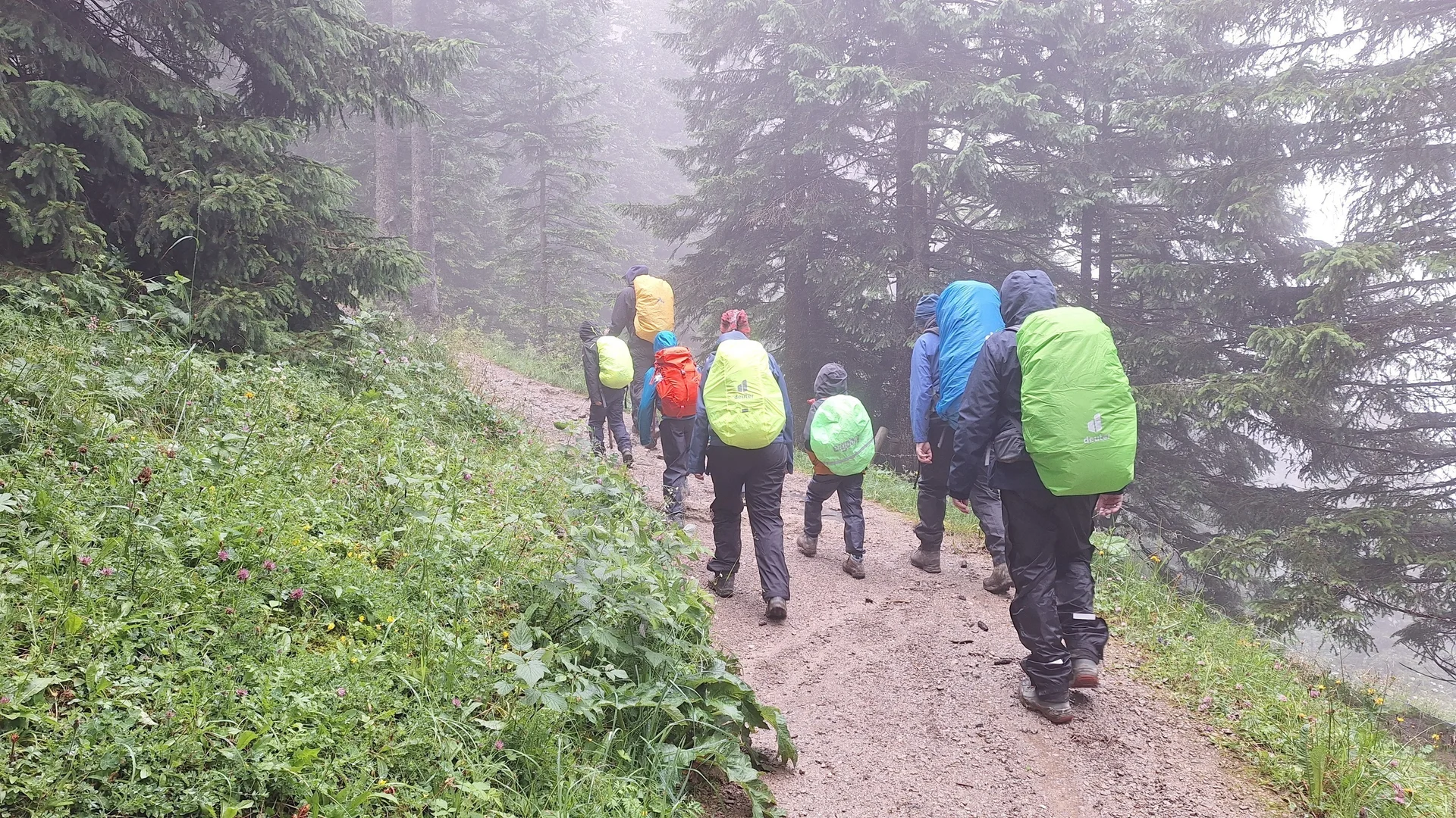 Wandergruppe mit Rucksäcken | © Patrick Schönfeldt