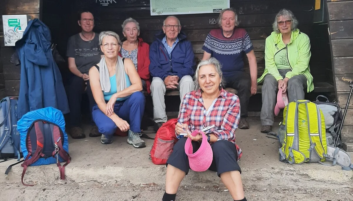 Teilnehmer einer Wanderung im Harz sitzen in einer Schutzhütte | © Beate Straube
