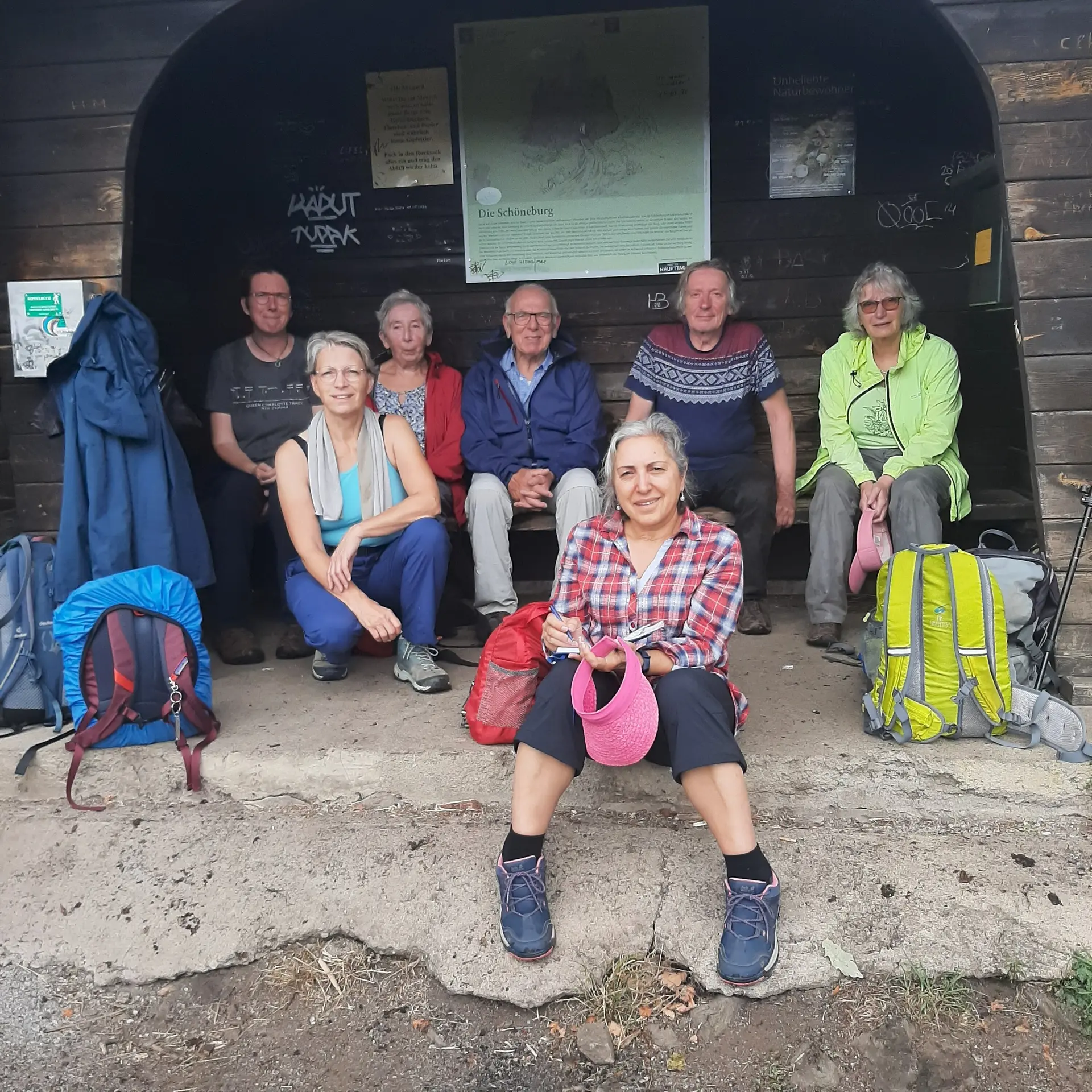 Teilnehmer einer Wanderung im Harz sitzen in einer Schutzhütte | © Beate Straube