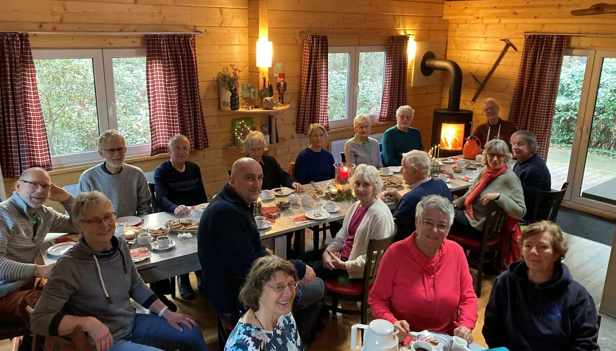 Wandergruppe sitzt an Adventstafel mit Kaffee und Kuchen in der PPH | © Frank Görisch