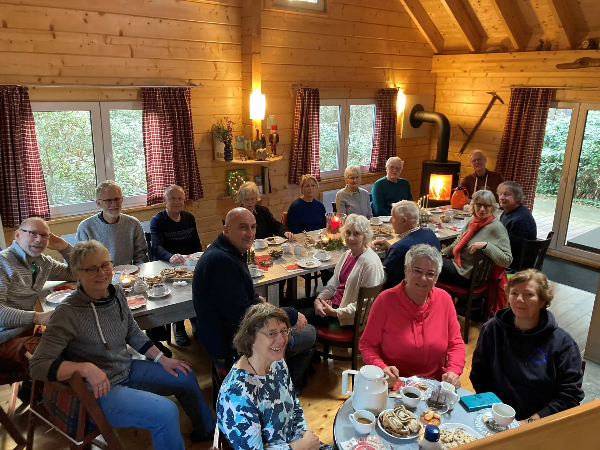 Wandergruppe sitzt an Adventstafel mit Kaffee und Kuchen in der PPH | © Frank Görisch