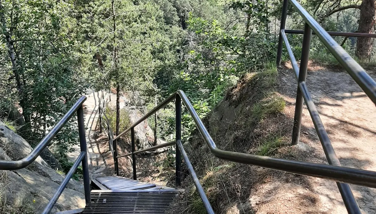Hockstein;Treppen führen einen Berg hinunter | © Beate Straube