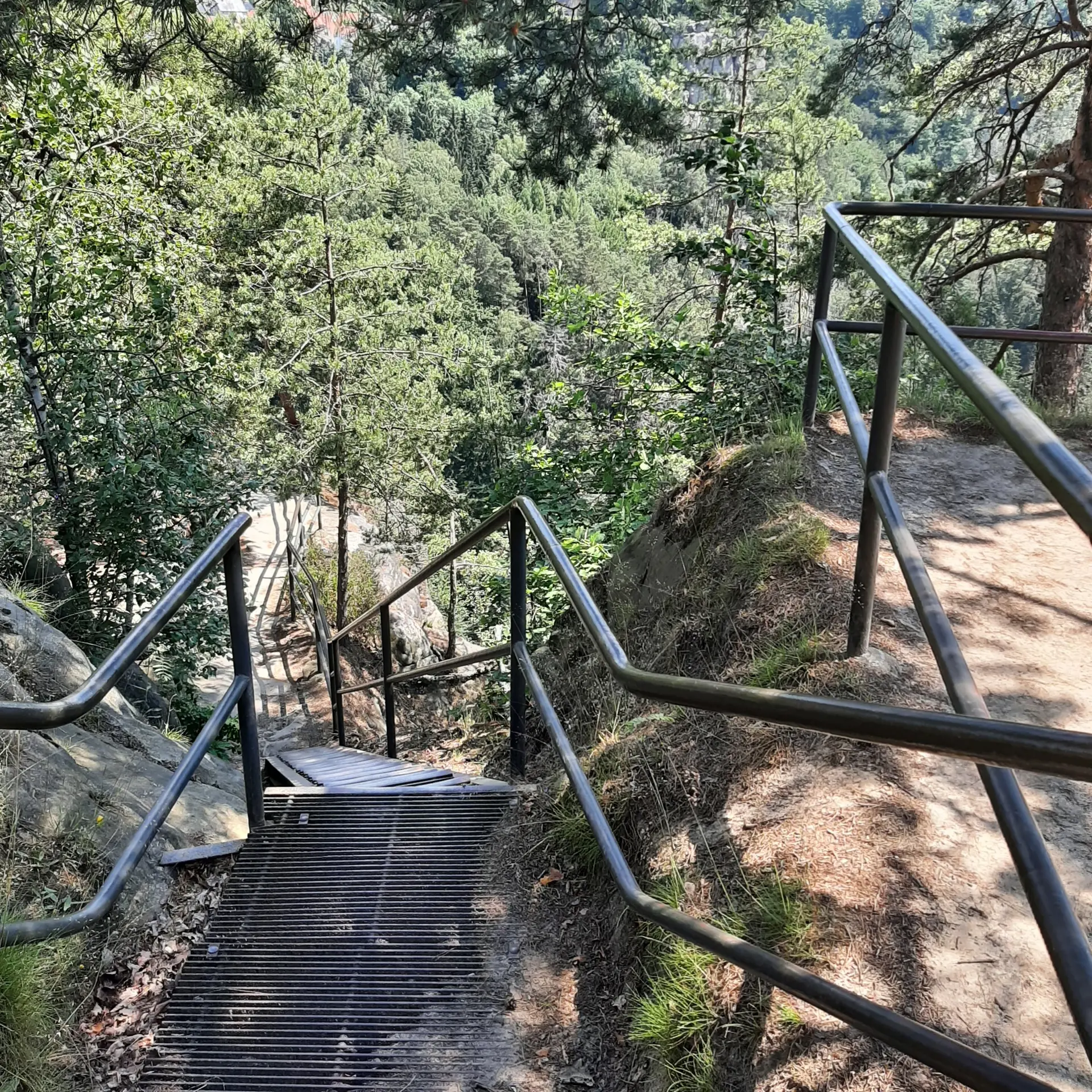 Hockstein;Treppen führen einen Berg hinunter | © Beate Straube