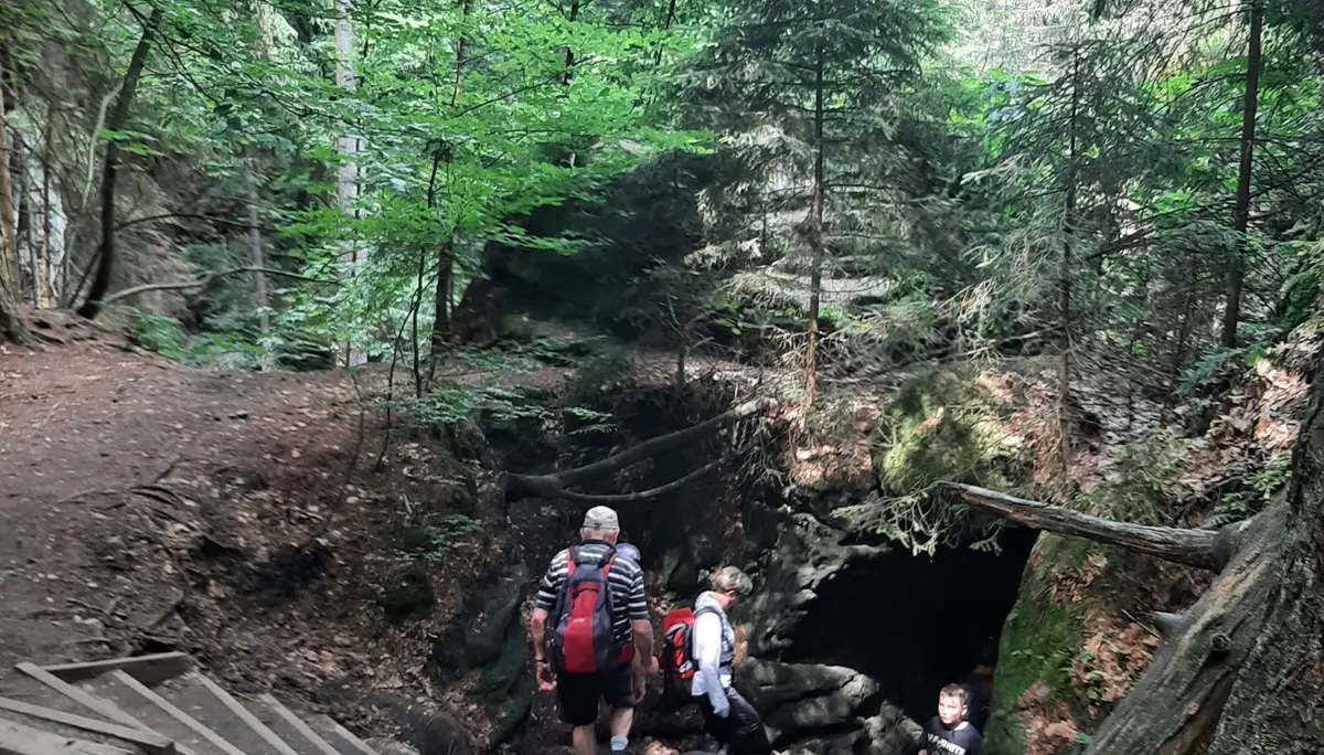 Teufelsschlüchte; Wandergruppe geht über Treppen in eine Schlucht | © Beate Straube