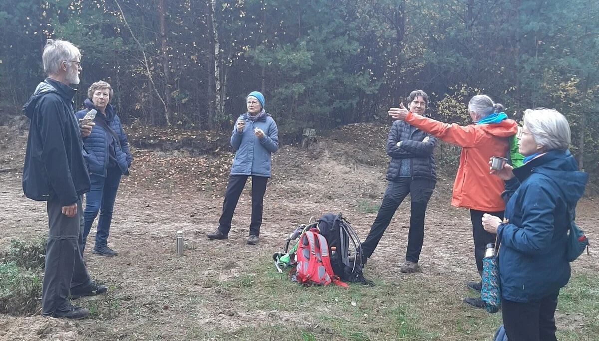 Wandergruppe auf einer Lichtung, im Hintergrund sind Bäume zu sehen | © Beate Straube