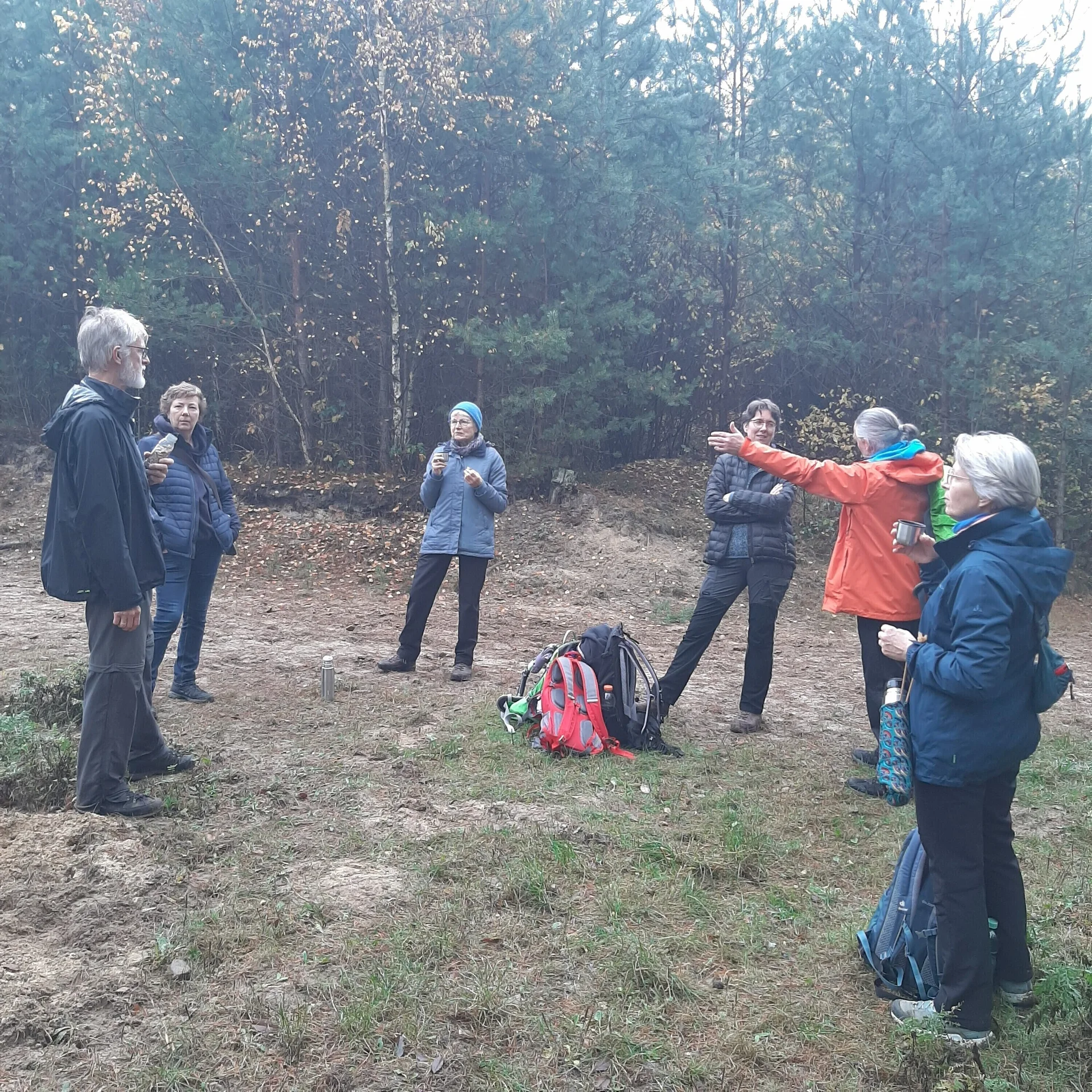 Wandergruppe auf einer Lichtung, im Hintergrund sind Bäume zu sehen | © Beate Straube