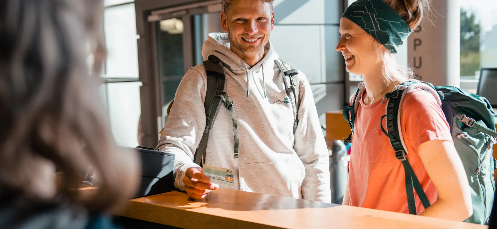 Zwei Personen stehen im ANmeldebereich einer Boulderhalle | © DAV/Marisa Koch