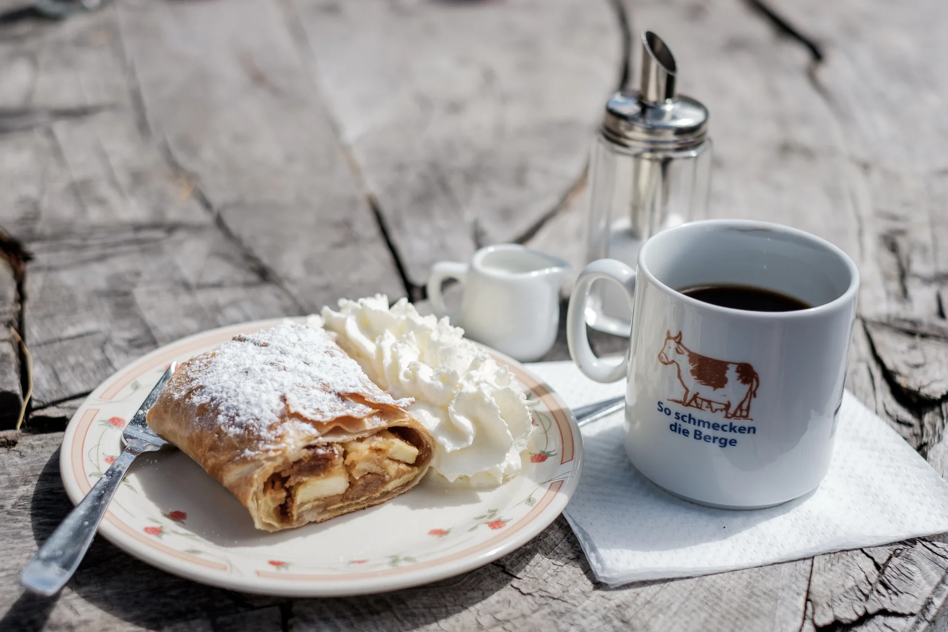 Apfelstrudel und Kaffee | © DAV/Hans Herbig Brotzeit auf der Hütte: Apfelstrudel und Kaffee | © DAV/Hans Herbig