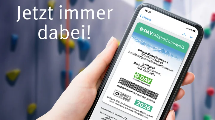 Ein Smartphone mit dem digitalen Mitgliedsausweis im Display | © DAV