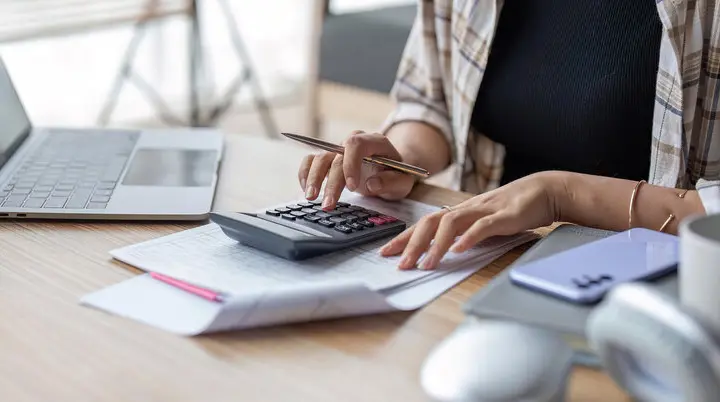 Arbeitsschfreibtisch mit Smartphone und Notizblock | © Adobe Stock / Nateee Meepian