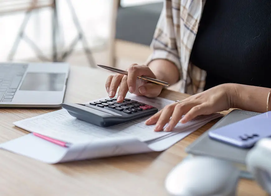 Arbeitsschfreibtisch mit Smartphone und Notizblock | © Adobe Stock / Nateee Meepian